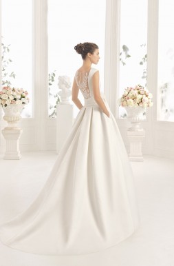Кружевное свадебное платье цвета айвори